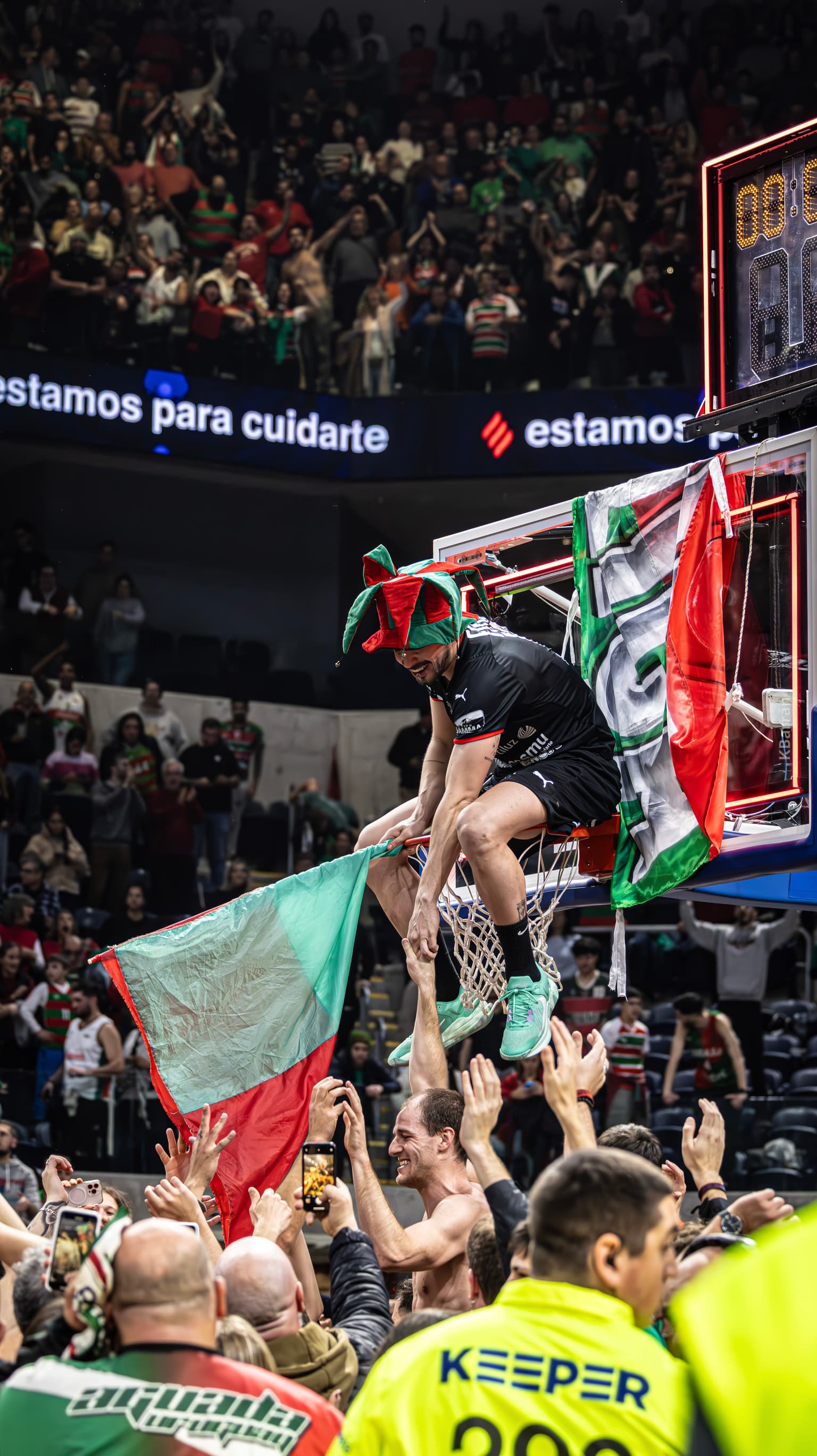 Festejo de campeón de la final LUB 23/24 sobre el aro